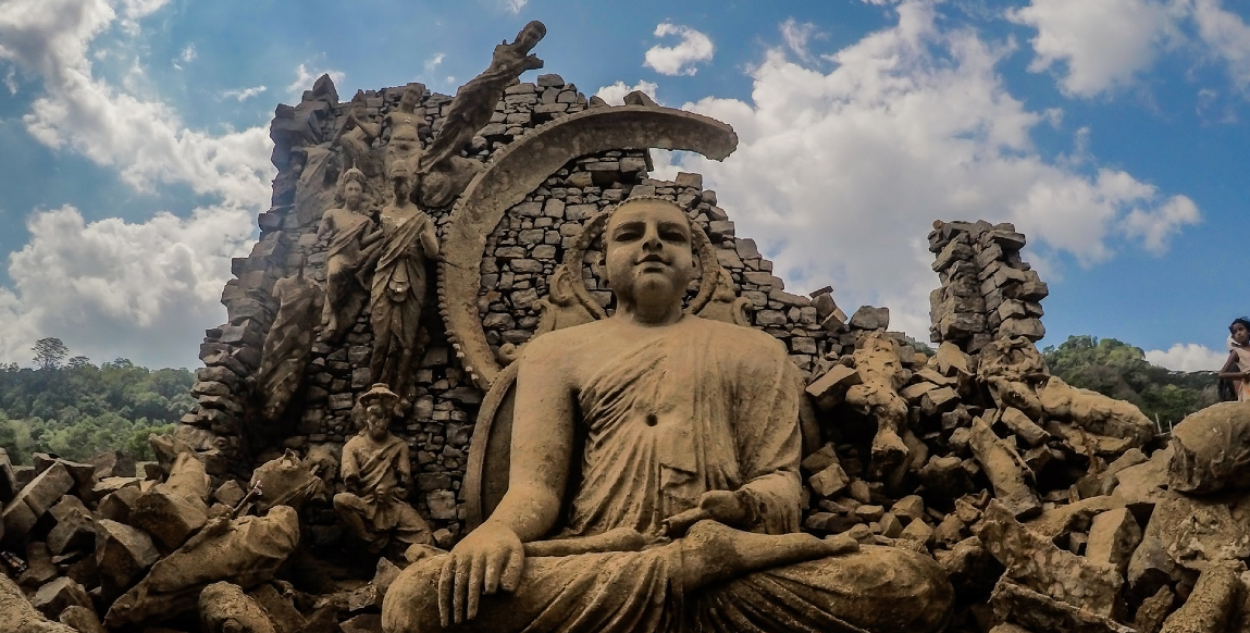 Voyage à Nuwara Eliya : statue du temple de Kothmala